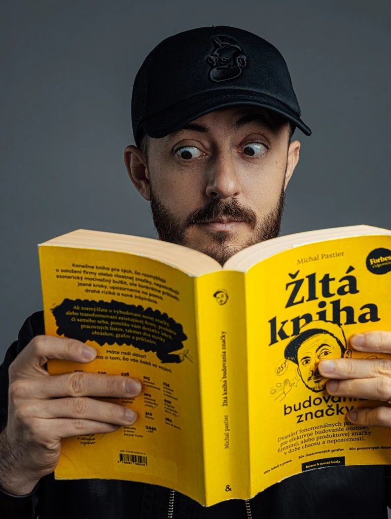 Michal Pastier čte svou Žltou knihu budovania značky