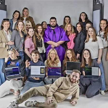 Raul Rodriguez with a Promedea workshop group and their laptops