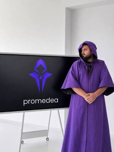 Raul Rodriguez in the Promedea robe